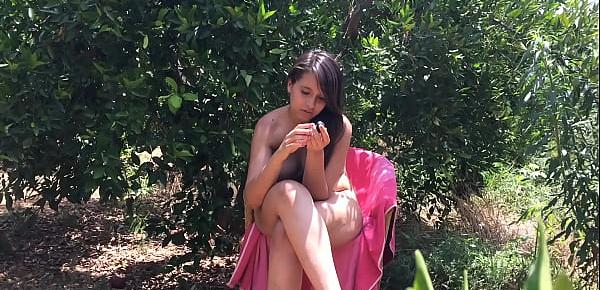  Chica joven de 18 años sentada desnuda entre árboles